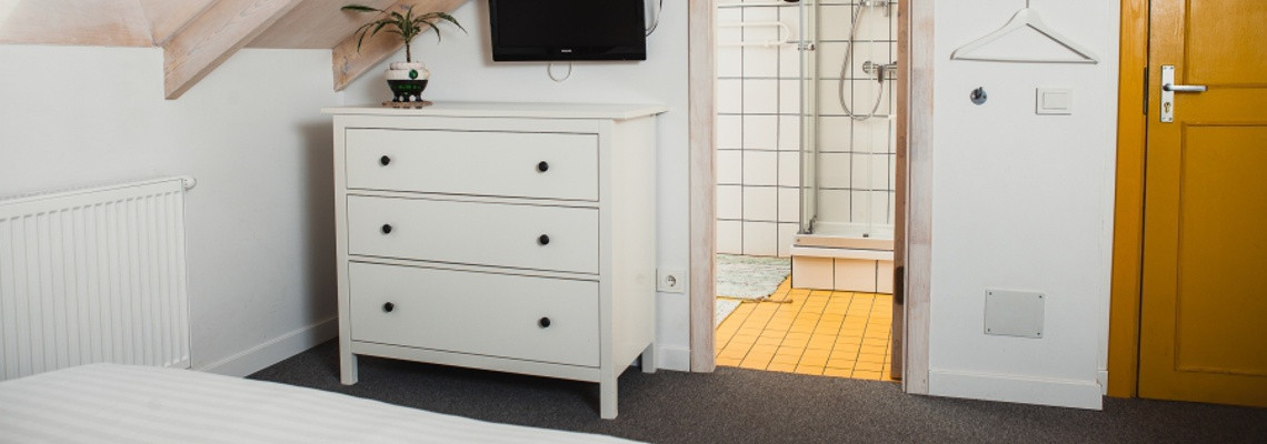 KASOS KAMBARYS – dvivietis numeris su dušu palėpėje